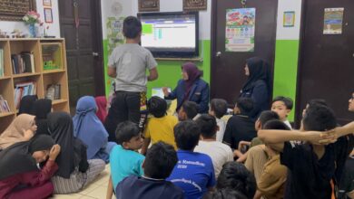 Dosen FKI UMS mendampingi anak-anak Sanggar Bimbingan Kepong Malaysia belajar computational thinking menggunakan media interaktif di layar TV.