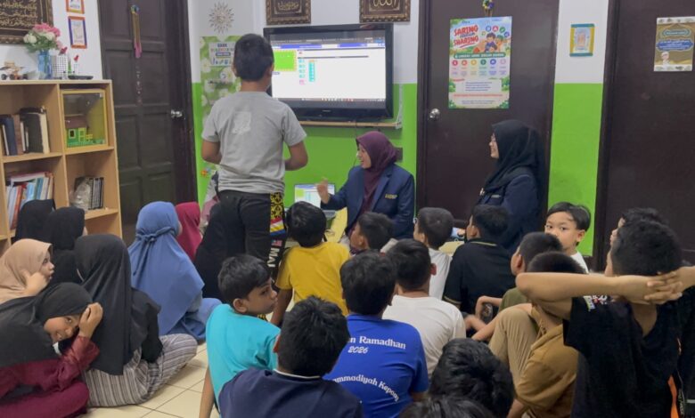 Dosen FKI UMS mendampingi anak-anak Sanggar Bimbingan Kepong Malaysia belajar computational thinking menggunakan media interaktif di layar TV.