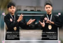 Siswa SMP UMP Noah Satriojati Nuradi dan Muhammad Fardhan Azzaydan berpose membawa medali emas Kejurnas Pencak Silat Kanoman Cirebon Championship 2026