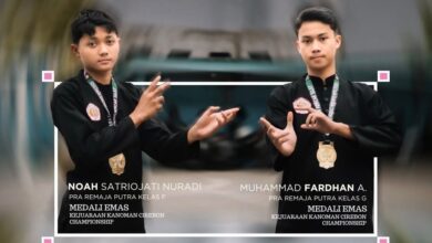 Siswa SMP UMP Noah Satriojati Nuradi dan Muhammad Fardhan Azzaydan berpose membawa medali emas Kejurnas Pencak Silat Kanoman Cirebon Championship 2026