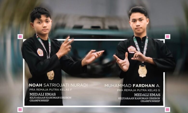 Siswa SMP UMP Noah Satriojati Nuradi dan Muhammad Fardhan Azzaydan berpose membawa medali emas Kejurnas Pencak Silat Kanoman Cirebon Championship 2026