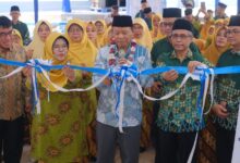 Prosesi pemotongan pita peresmian Kompleks Markaz Aisyah Tuntang oleh PDM Kabupaten Semarang dan Direktur WAMY Indonesia.