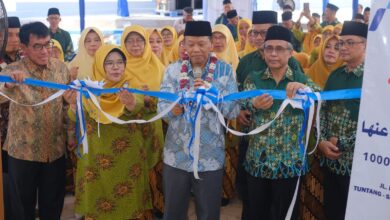 Prosesi pemotongan pita peresmian Kompleks Markaz Aisyah Tuntang oleh PDM Kabupaten Semarang dan Direktur WAMY Indonesia.
