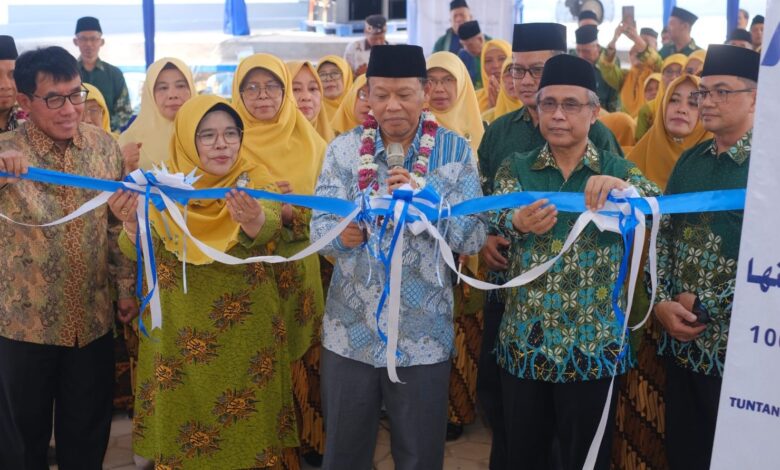 Prosesi pemotongan pita peresmian Kompleks Markaz Aisyah Tuntang oleh PDM Kabupaten Semarang dan Direktur WAMY Indonesia.