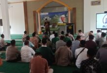Jamaah menghadiri pengajian rutin bulanan PCM Cimanggu di Masjid Jami Al Walidain SMK Muhammadiyah Cimanggu.
