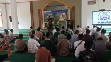 Jamaah menghadiri pengajian rutin bulanan PCM Cimanggu di Masjid Jami Al Walidain SMK Muhammadiyah Cimanggu.