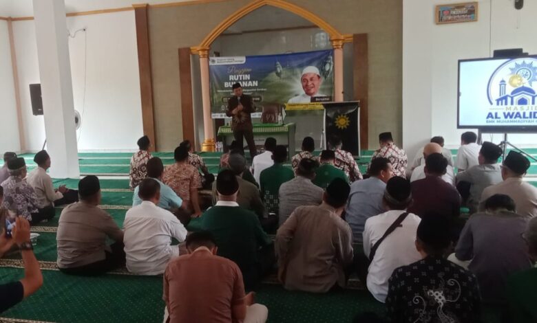Jamaah menghadiri pengajian rutin bulanan PCM Cimanggu di Masjid Jami Al Walidain SMK Muhammadiyah Cimanggu.