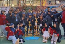 Pasukan PBB SMP Muhammadiyah 1 Dayeuhluhur foto bersama memegang piala LKBB Gelora 4 Nasional 2026