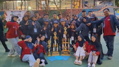 Pasukan PBB SMP Muhammadiyah 1 Dayeuhluhur foto bersama memegang piala LKBB Gelora 4 Nasional 2026