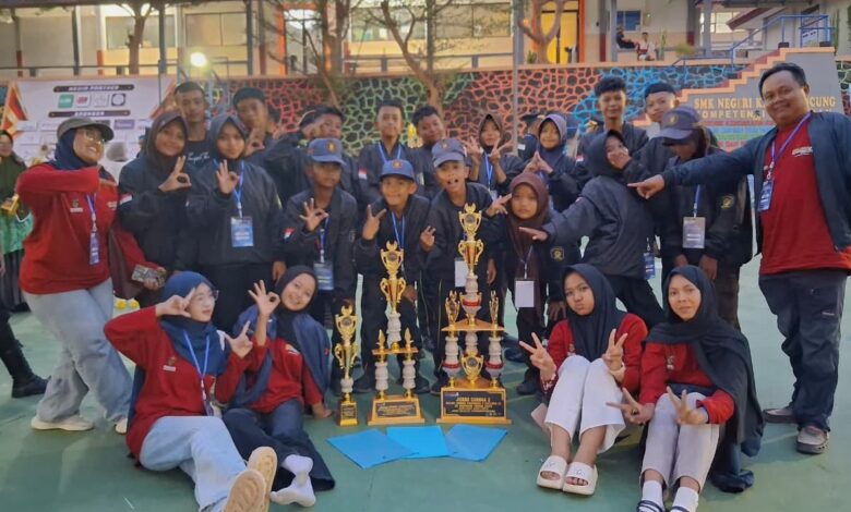 Pasukan PBB SMP Muhammadiyah 1 Dayeuhluhur foto bersama memegang piala LKBB Gelora 4 Nasional 2026