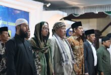Penceramah dan pimpinan Muhammadiyah berdiri bersama pada Tabligh Akbar Muhammadiyah Nguter