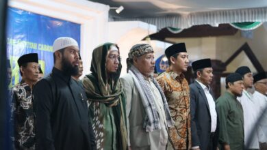 Penceramah dan pimpinan Muhammadiyah berdiri bersama pada Tabligh Akbar Muhammadiyah Nguter