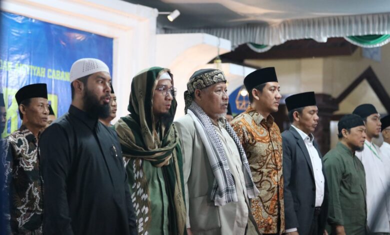 Penceramah dan pimpinan Muhammadiyah berdiri bersama pada Tabligh Akbar Muhammadiyah Nguter