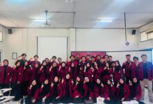 Jajaran pengurus dan kader PK IMM Buya Hamka UMP foto bersama dengan pose telunjuk mengacung saat Musyawarah Kerja 2026/2027.