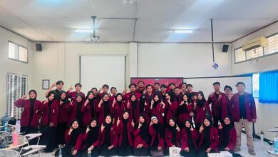 Jajaran pengurus dan kader PK IMM Buya Hamka UMP foto bersama dengan pose telunjuk mengacung saat Musyawarah Kerja 2026/2027.
