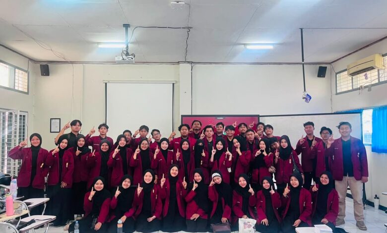 Jajaran pengurus dan kader PK IMM Buya Hamka UMP foto bersama dengan pose telunjuk mengacung saat Musyawarah Kerja 2026/2027.
