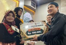 Siswa SD 2 Muhammadiyah Banda Aceh menerima papan hadiah Juara 3 Lomba Bertutur Sejarah Seuramoe Heritage.