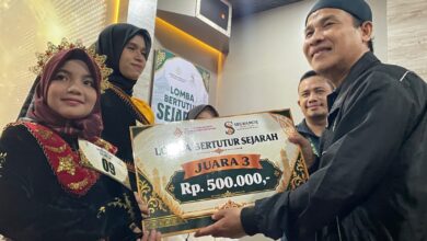 Siswa SD 2 Muhammadiyah Banda Aceh menerima papan hadiah Juara 3 Lomba Bertutur Sejarah Seuramoe Heritage.