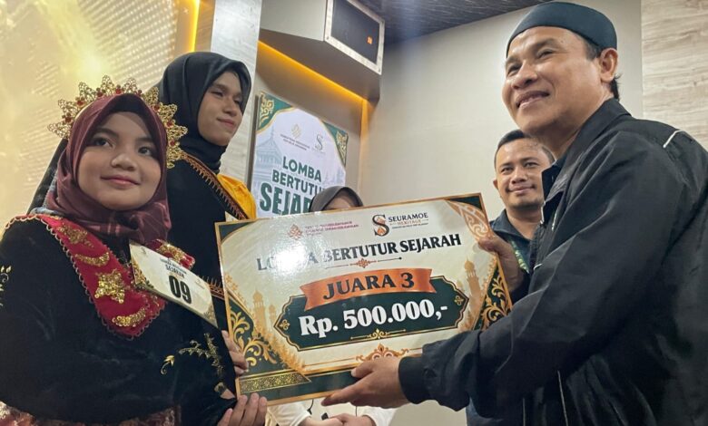 Siswa SD 2 Muhammadiyah Banda Aceh menerima papan hadiah Juara 3 Lomba Bertutur Sejarah Seuramoe Heritage.