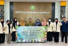 Rektor UMPWR Assoc Prof Dr Teguh Wibowo M Pd foto bersama Tim Dehiera P2MW membentangkan spanduk delegasi KMI Expo XVII 2026 UNSOED
