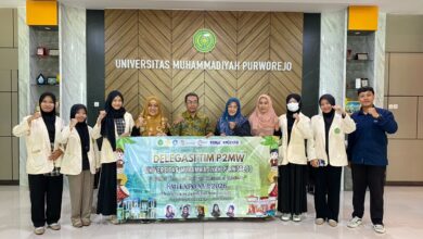 Rektor UMPWR Assoc Prof Dr Teguh Wibowo M Pd foto bersama Tim Dehiera P2MW membentangkan spanduk delegasi KMI Expo XVII 2026 UNSOED