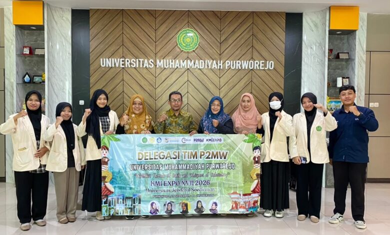 Rektor UMPWR Assoc Prof Dr Teguh Wibowo M Pd foto bersama Tim Dehiera P2MW membentangkan spanduk delegasi KMI Expo XVII 2026 UNSOED
