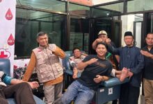 Anggota dan pengurus BikersMu Sragen foto bersama di ruang donor darah PMI Kabupaten Sragen saat menggelar aksi donor darah BikersMu Sragen.