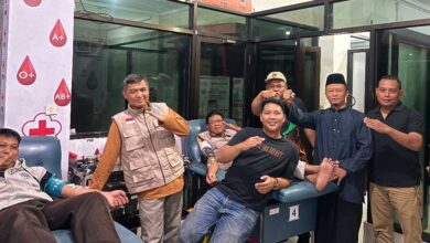 Anggota dan pengurus BikersMu Sragen foto bersama di ruang donor darah PMI Kabupaten Sragen saat menggelar aksi donor darah BikersMu Sragen.