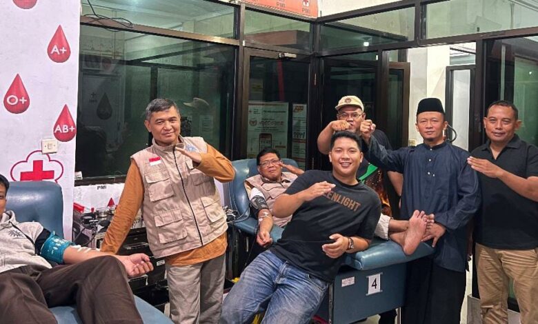 Anggota dan pengurus BikersMu Sragen foto bersama di ruang donor darah PMI Kabupaten Sragen saat menggelar aksi donor darah BikersMu Sragen.