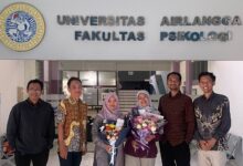 Dr Itsna Iftayani UMPWR berfoto bersama rekan akademisi membawa buket bunga di depan gedung Fakultas Psikologi Universitas Airlangga Surabaya.