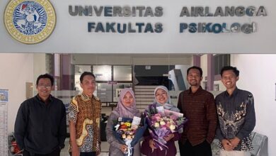 Dr Itsna Iftayani UMPWR berfoto bersama rekan akademisi membawa buket bunga di depan gedung Fakultas Psikologi Universitas Airlangga Surabaya.