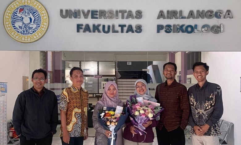 Dr Itsna Iftayani UMPWR berfoto bersama rekan akademisi membawa buket bunga di depan gedung Fakultas Psikologi Universitas Airlangga Surabaya.