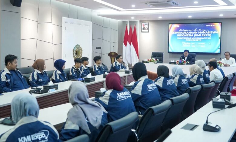 Rektor UMP Prof Jebul Suroso melepas kontingen KMI Expo 2026 UMP di Kantor Pusat UMP Purwokerto
