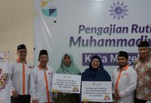Penyerahan secara simbolis bantuan Program Save Our School Lazismu Kota Magelang untuk TK Aisyiyah 1 dan 2.