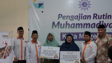 Penyerahan secara simbolis bantuan Program Save Our School Lazismu Kota Magelang untuk TK Aisyiyah 1 dan 2.