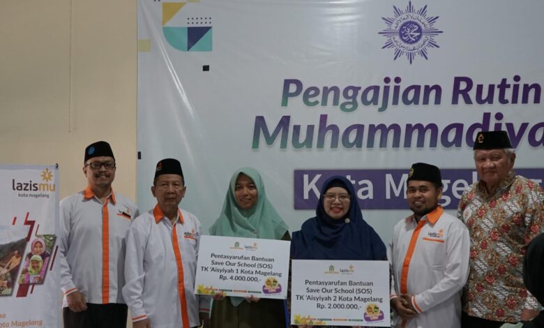 Penyerahan secara simbolis bantuan Program Save Our School Lazismu Kota Magelang untuk TK Aisyiyah 1 dan 2.
