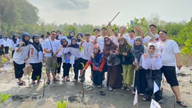 Mahasiswa STIEM Cilacap tanam mangrove bersama di pesisir pantai Adipala