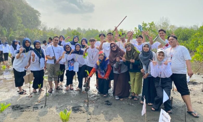 Mahasiswa STIEM Cilacap tanam mangrove bersama di pesisir pantai Adipala