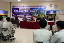 Peserta dan pemateri mengikuti acara pembukaan pelatihan perawatan luka UNIMUS di Semarang