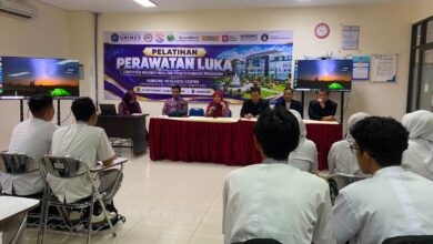 Peserta dan pemateri mengikuti acara pembukaan pelatihan perawatan luka UNIMUS di Semarang