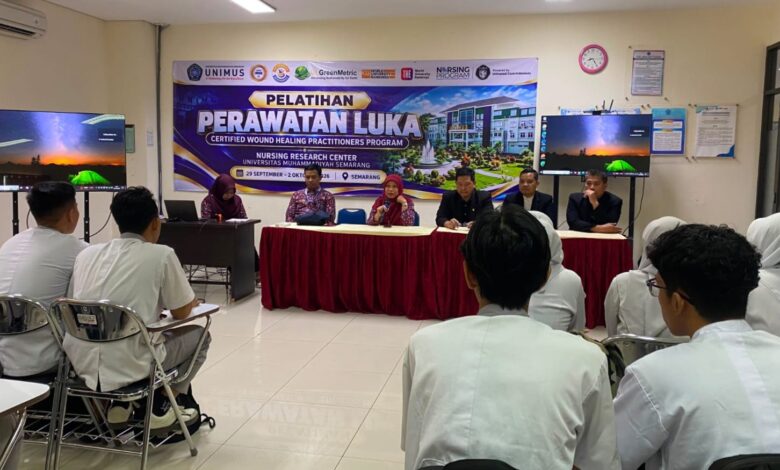 Peserta dan pemateri mengikuti acara pembukaan pelatihan perawatan luka UNIMUS di Semarang