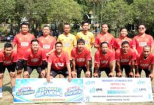 Tim Sepak Bola RS UMS A.R. Fachrudin berfoto bersama saat ikuti Turnamen Sepak Bola Mini Hari Jadi UMS ke-68