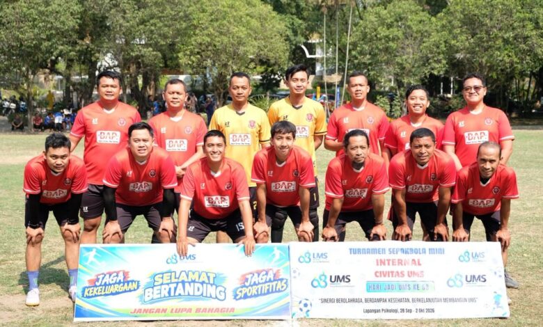 Tim Sepak Bola RS UMS A.R. Fachrudin berfoto bersama saat ikuti Turnamen Sepak Bola Mini Hari Jadi UMS ke-68