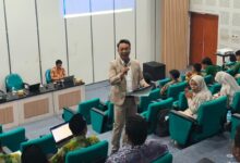 Coach Dinar Apriyanto memaparkan materi dalam Bimtek Eksekutif PDM Jawa Tengah di Ruang Teater UMPP Pekalongan