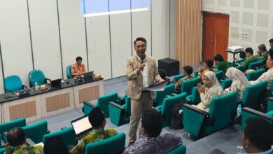 Coach Dinar Apriyanto memaparkan materi dalam Bimtek Eksekutif PDM Jawa Tengah di Ruang Teater UMPP Pekalongan