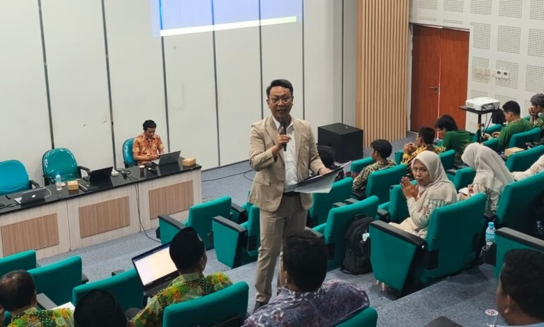 Coach Dinar Apriyanto memaparkan materi dalam Bimtek Eksekutif PDM Jawa Tengah di Ruang Teater UMPP Pekalongan