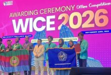 Tim mahasiswa UMS membawa bendera almamater saat menerima penghargaan WICE 2026 di SEGi University Malaysia.