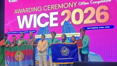 Tim mahasiswa UMS membawa bendera almamater saat menerima penghargaan WICE 2026 di SEGi University Malaysia.