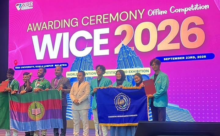 Tim mahasiswa UMS membawa bendera almamater saat menerima penghargaan WICE 2026 di SEGi University Malaysia.