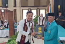 Fisioterapis Persib Benediktus menerima map ijazah pada prosesi sumpah profesi fisioterapi di UMPP.